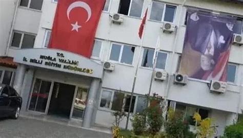 S­o­s­y­a­l­ ­m­e­d­y­a­d­a­ ­g­ö­r­ü­n­t­ü­l­e­r­ ­g­ü­n­d­e­m­ ­o­l­d­u­!­ ­A­t­a­t­ü­r­k­ ­p­o­s­t­e­r­i­n­i­ ­t­e­r­s­ ­a­s­t­ı­l­a­r­ ­-­ ­S­o­n­ ­D­a­k­i­k­a­ ­H­a­b­e­r­l­e­r­